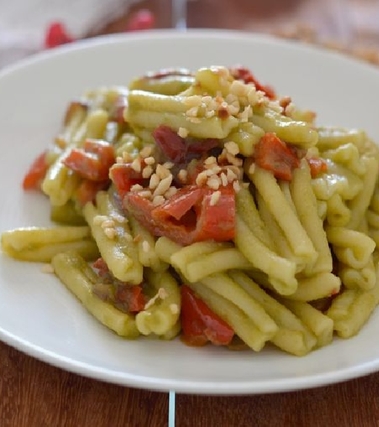 Pasta con crema di fagiolini peperoni croccanti