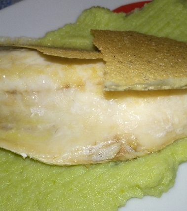 Spigola su crema di cavolfiore verde e cialda