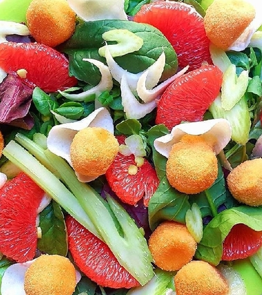 Insalata di pompelmo rosa e mozzarelline croccanti