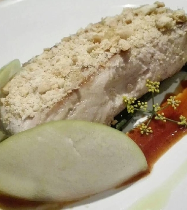 Maiale in crosta di taralli, mela e salsa bbq