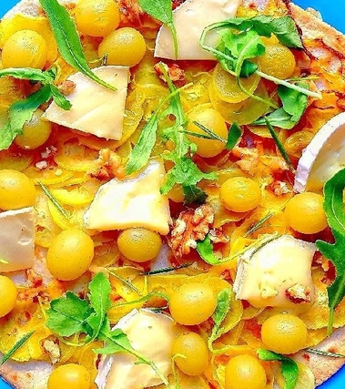 Piadina ai pomodori verdi, uva, brie e noci