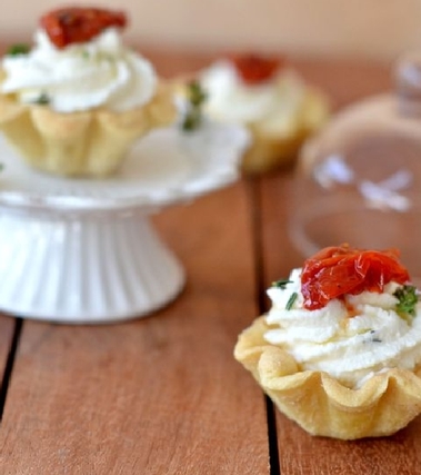 Crostatine con ricotta salata e datterini rossi