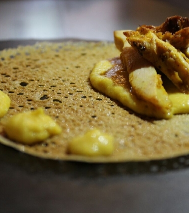 Pollo al curry su crema di mais e cialda di farina
