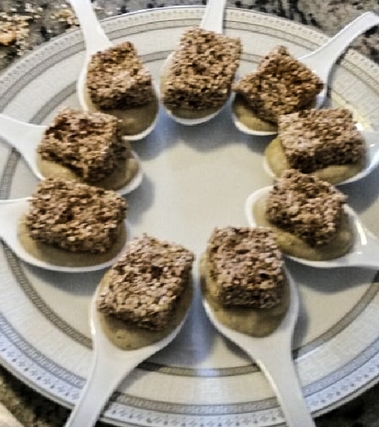 Tonno in crosta di sesamo su crema di melanzane