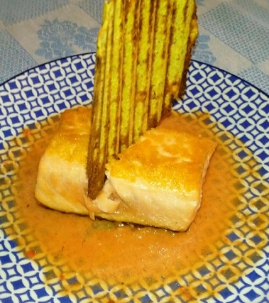 Salmone con cialda di zucchine e succo di pomodoro