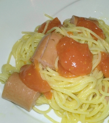 Wurstel infilzati da spaghetti con crema di pomodo