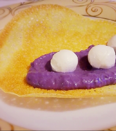 Mozzarelline su purè di patate viola e cialda