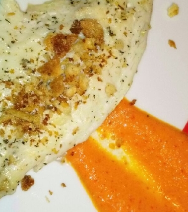 Orata su crema di peperoni con crumble di pane