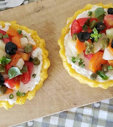 Crostatine di polenta con ricotta e patate estive