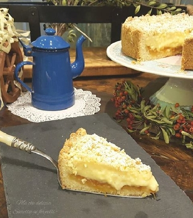 Sbriciolata con crema agli amaretti e confettura