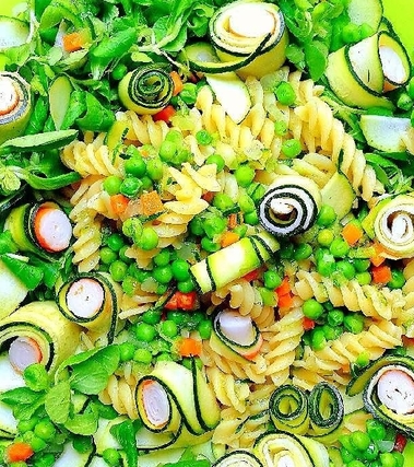 Insalata di fusilli, zucchine, piselli e surimi