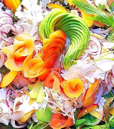 Insalata di cavolfiore, pesche, avocado e salmone