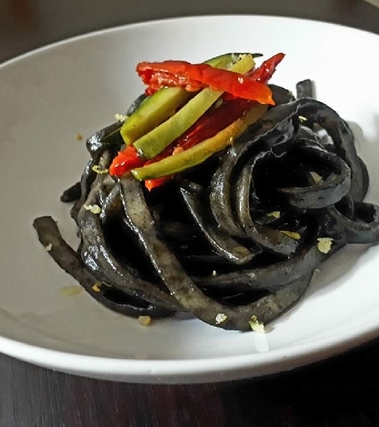 Scialatielli al nero, zucchine e pomodori secchi