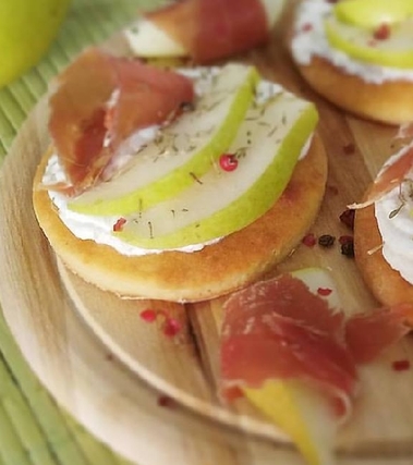 Pizzette rustiche alo yogurt con ricotta e pere