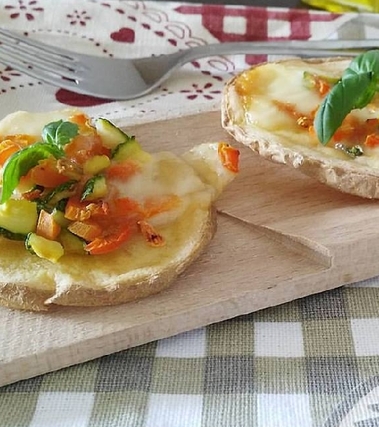Pizzette di patate con verdurine e scamorza