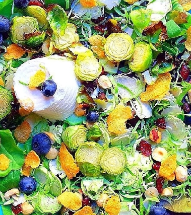 Insalata di cavoletti raw, nocciole e mirtilli