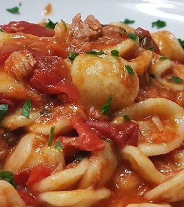 Orecchiette con pomodorino ciliegino e tonno