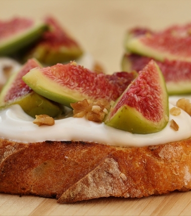 Bruschetta con fichi e yogurt greco