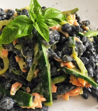 Spatzle al nero di seppia con salmone e zucchine