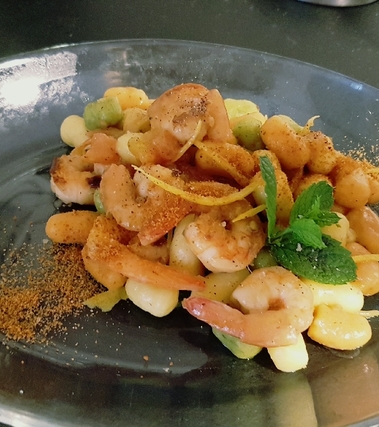 Gnocchi tricolore con gamberi e bottarga