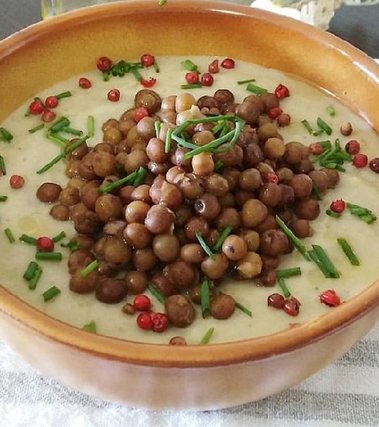 Piselli roveja su vellutata di melanzane