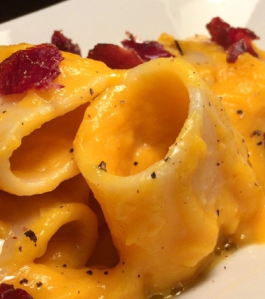 Paccheri in crema di zucca e bresaola croccante