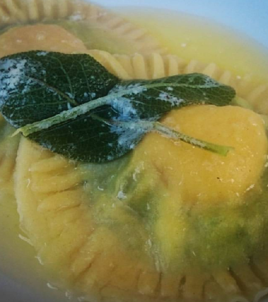 Ravioloni ricotta e spinaci con tuorlo fondente