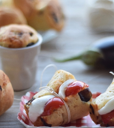 Babà salati con melanzane e primosale