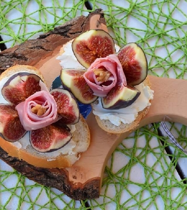 Pane e burrata con fichi freschi