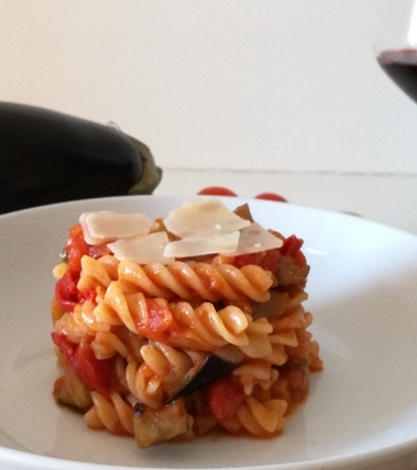Fusilli con melanzane, capperi e ricotta forte