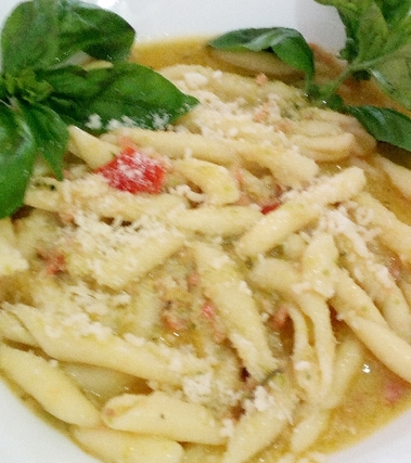 Strozzapreti con pesto di zucchine e salmone