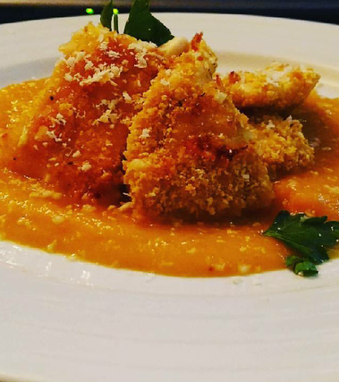 Pollo in crosta di mandorle con vellutata di zucca