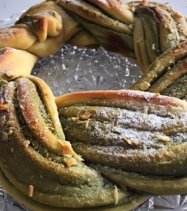 Pan brioche alla crema di pistacchio con mandorle