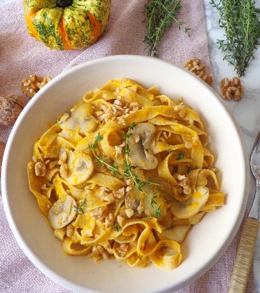 Fettuccine con crema di zucca, champignon e noci