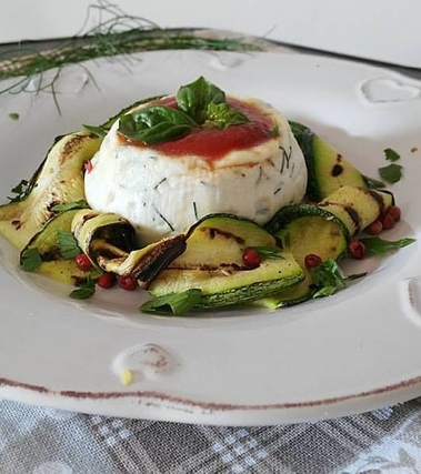 Tortino di ricotta su letto di zucchine grigliate