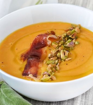 Vellutata di zucca con pistacchi e speck