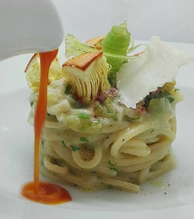 Spaghetti con ovuli, sedano e salsa alla curcuma