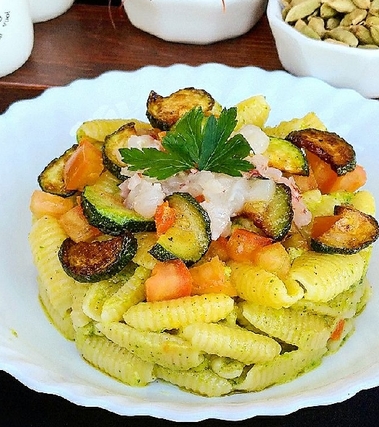 Gnocchi sardi crema di zucchine tartare di gamberi