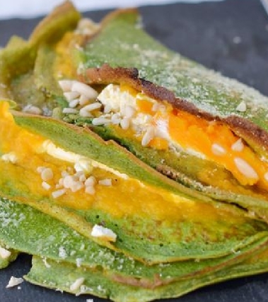 Crepes agli spinaci ripiene di zucca e formaggio