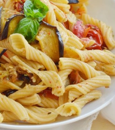Pasta con melanzane pomodorini confit e pinoli