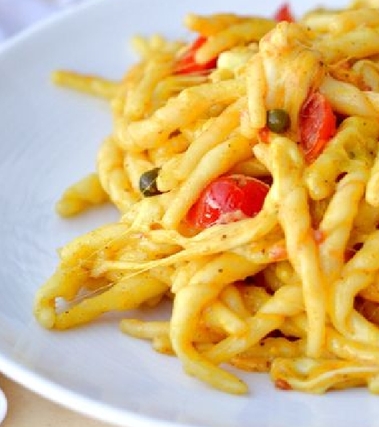 Pasta con mozzarella di bufala pomodori e capperi