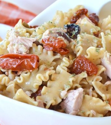 Pasta fredda con olive nere al forno e pomodori