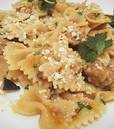 Farfalle, zucca, salsicce e funghi