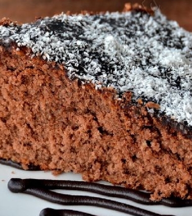 Torta al cacao e cocco con glassa al cioccolato