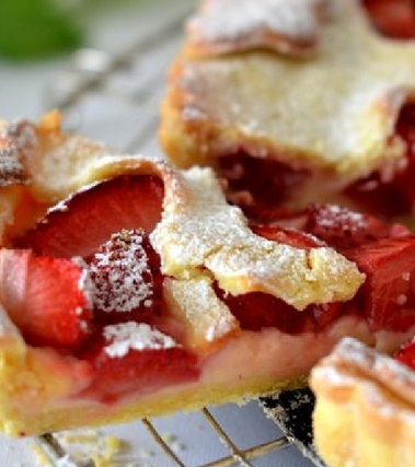 Crostata chiusa di pasta frolla con crema