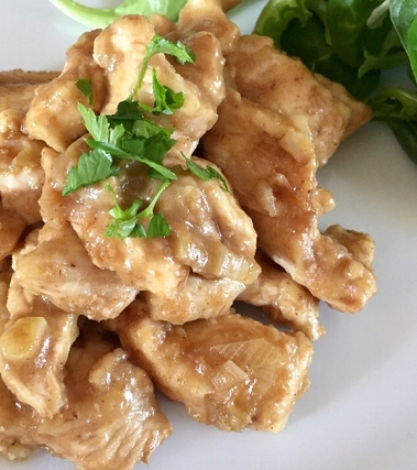 Pollo allo zenzero con topping di cipollotto e pre