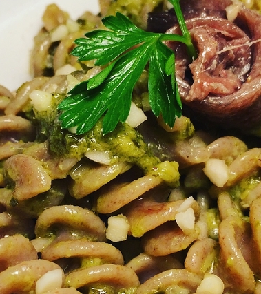 Fusilli al pesto di prezzemolo, porro e acciughe