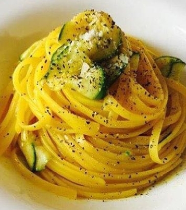 Linguine, zucchine e zafferano