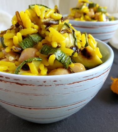 Insalata di riso alla curcuma con ceci e zucchine