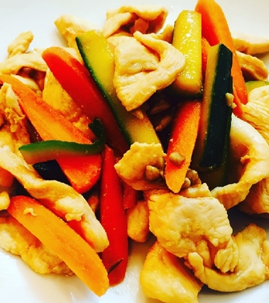 Pollo con verdure saltate e mandorle